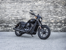 Harley-Davidson prezentē jaunos Street 750 un 500 motociklus.